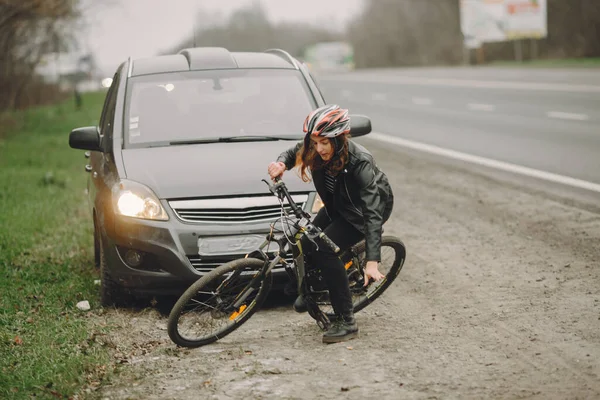 Acidente de viação com mulher ciclista motorista e carro — Fotografia de Stock