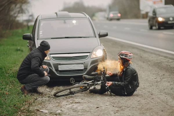 Acidente de viação com ciclista homem motorista e carro — Fotografia de Stock
