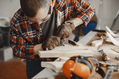 Atölyedeki odunlu adam.