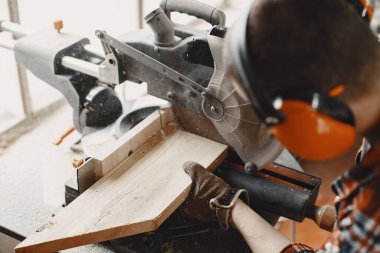Marangoz dairesel testere ile çalışıyor.