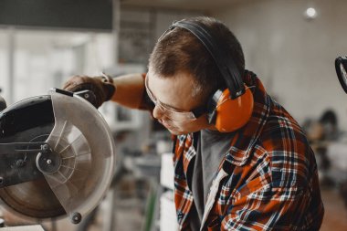 Marangoz dairesel testere ile çalışıyor.