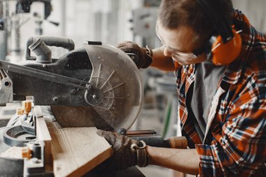 Marangoz dairesel testere ile çalışıyor.