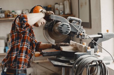 Marangoz dairesel testere ile çalışıyor.