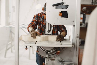 Marangoz dairesel testere ile çalışıyor.