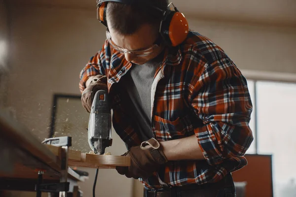 Carpenter working with circular saw — Stock Photo, Image