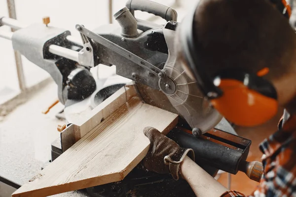 Marangoz dairesel testere ile çalışıyor.