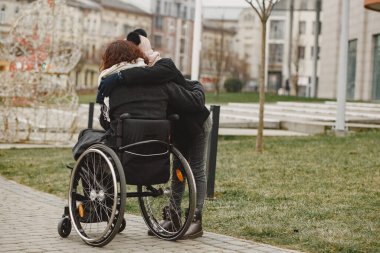 Anne ve kızı tekerlekli sandalyede.