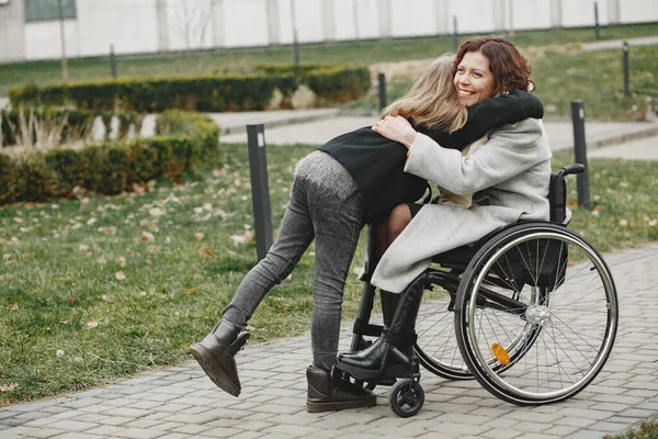 Matka na wózku inwalidzkim z córką — Zdjęcie stockowe