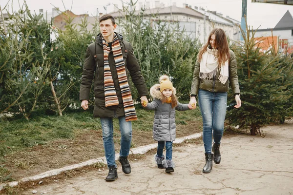 Familjen väljer en julgran — Stockfoto