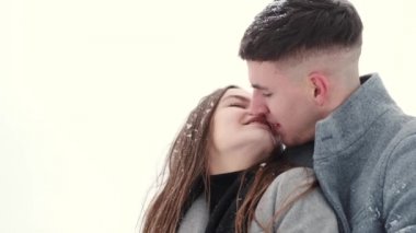 Kareli kumaşa sarılı sevgili çift kışın dışarıda oturuyor.