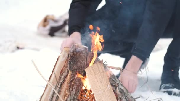 Mujer joven haciendo un fuego para barbacoa en el bosque en invierno — Vídeos de Stock