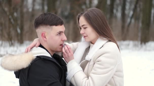 Cuplu iubitor înfășurat în carouri stând afară în timpul iernii — Videoclip de stoc