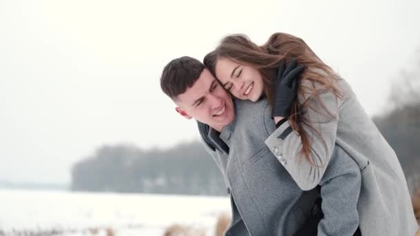 Couple aimant enveloppé de plaid assis à l'extérieur en hiver — Video