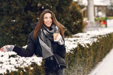 Şehirde şık bir kadının açık hava fotoğrafı.