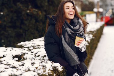 Şehirde şık bir kadının açık hava fotoğrafı.