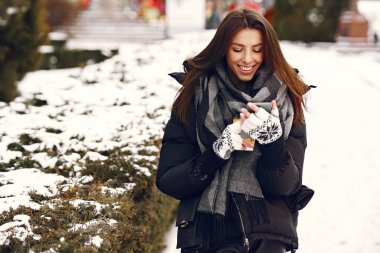 Şehirde şık bir kadının açık hava fotoğrafı.