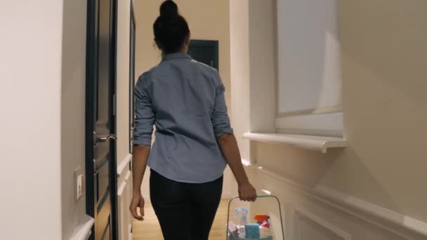 Nettoyant pour femme entrant dans la maison ou l'appartement avec équipement — Video