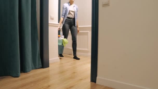 Kobieta sprzątaczka wchodzi do domu lub mieszkania ze sprzętem — Wideo stockowe
