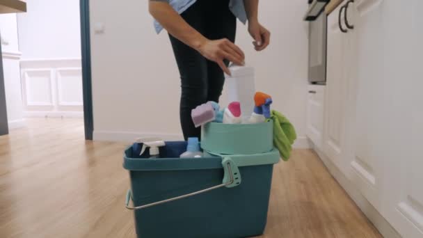 Kobieta z firmy sprzątającej przygotowuje się do sprzątania kuchni — Wideo stockowe