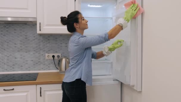 Donna casalinga in guanti di gomma pulire il frigorifero — Video Stock