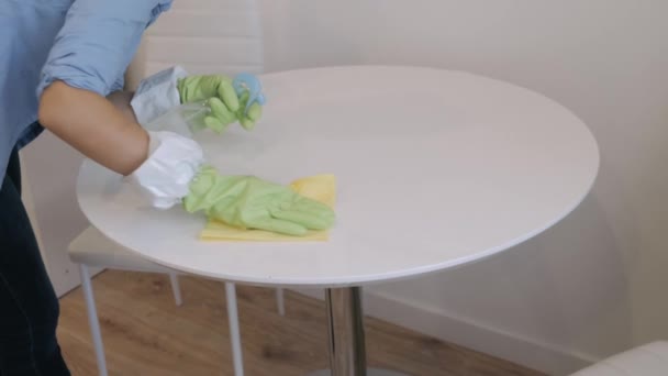 Mujer limpiando la mesa de la cocina con un paño — Vídeos de Stock