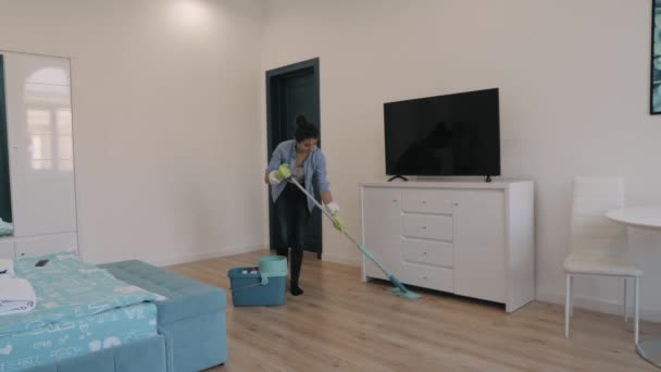 Mujer o ama de casa con piso de limpieza fregona en casa — Vídeos de Stock