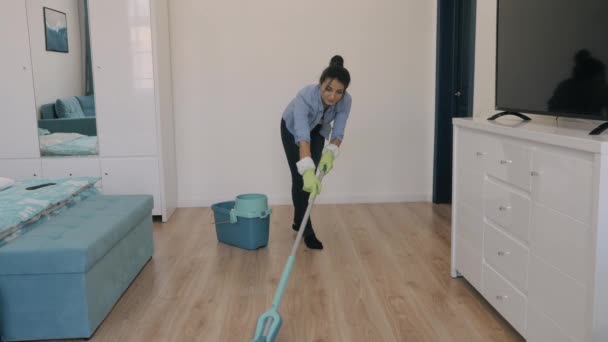 家にモップ掃除の床がある女性や主婦 — ストック動画
