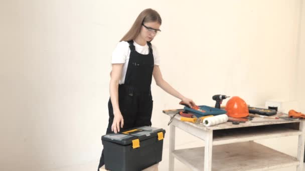 Mujer en constructor uniforme herramientas de control antes del trabajo — Vídeo de stock