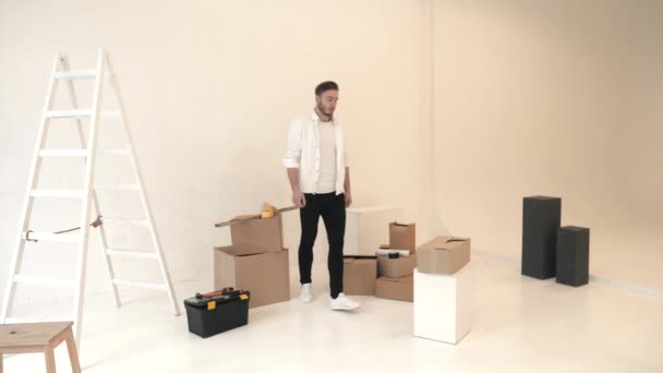 Пара пакувальників в коробках під час ремонту будинку — стокове відео