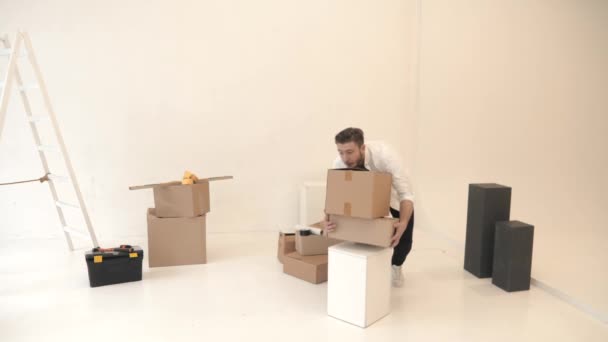 Pár balení zaměstnanců v krabicích, zatímco domácí opravy — Stock video