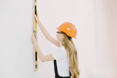 Beyaz arka planda üniformalı bir tesisatçı.