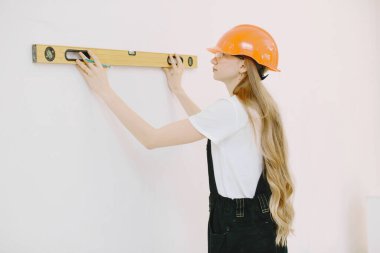 Beyaz arka planda üniformalı bir tesisatçı.