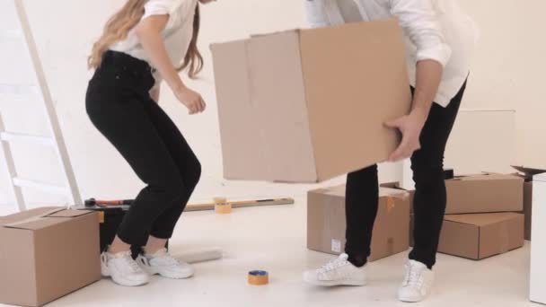 Para pracowników pakowania w pudełkach podczas naprawy domu — Wideo stockowe