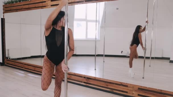 Σέξι χορεύτρια που δείχνει τις ικανότητές της στο στούντιο — Αρχείο Βίντεο
