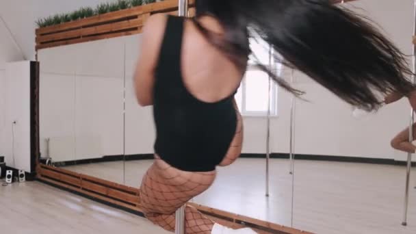 Sexy pole dancer mostrando suas habilidades em estúdio — Vídeo de Stock