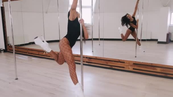 Sexy tancerka na rurze pokazując jej umiejętności w studio — Wideo stockowe