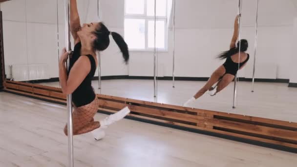 Joven bailarina de polo actuando en estudio de danza — Vídeos de Stock