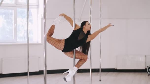 Sexy pole dancer montrant ses compétences en studio — Video