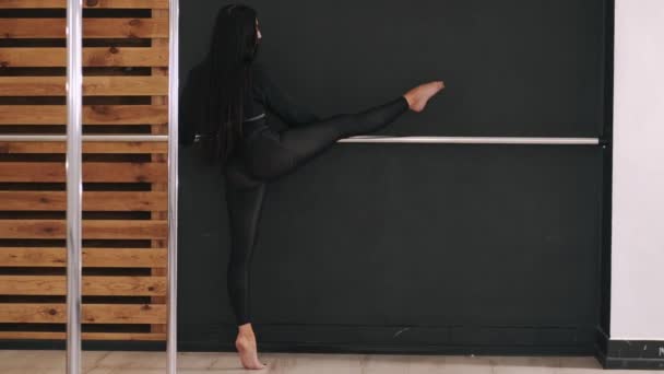 Heiß brünette frau stretching vor pole dance — Stockvideo