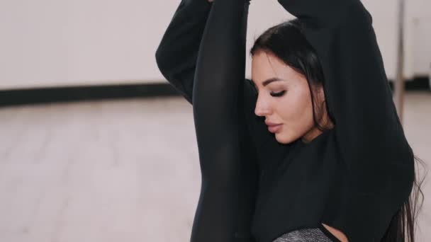 Gorąca brunetka kobieta stretching przed pole taniec — Wideo stockowe