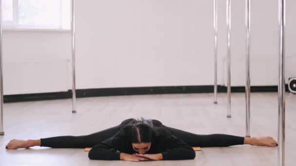Het brunett kvinna stretching innan pole dans — Stockvideo