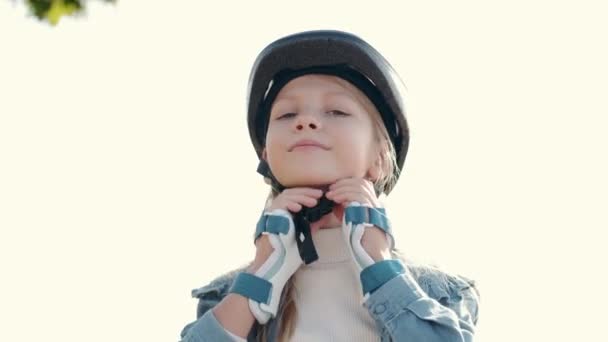 Klein meisje zetten beschermende apparatuur voor sport outdoor activiteit — Stockvideo