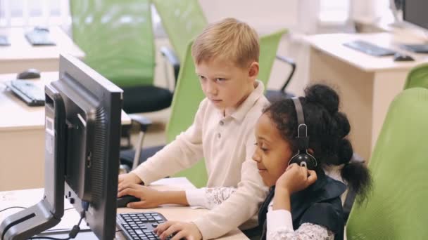 Groep kinderen die computer gebruiken in een klaslokaal — Stockvideo