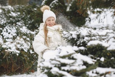 Kış parkındaki tatlı küçük kız.