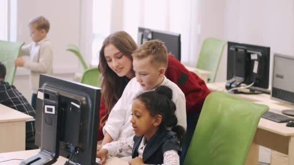 Technologieën en studie concept. Schoolkinderen die op school met computers aan IT-lessen werken. — Stockvideo
