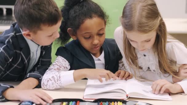 School kinderen leren togetehr in een modern klaslokaal — Stockvideo