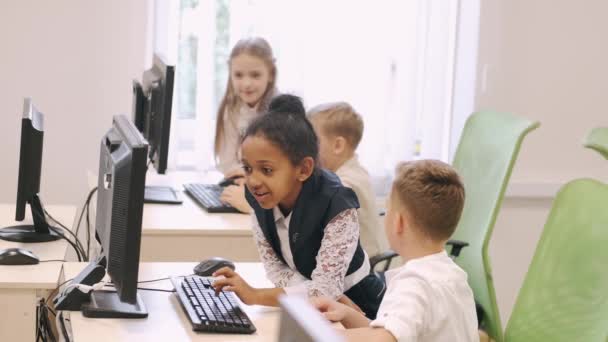 Groep kinderen die computer gebruiken in een klaslokaal — Stockvideo