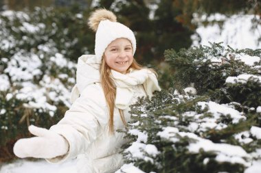 Kış parkındaki tatlı küçük kız.