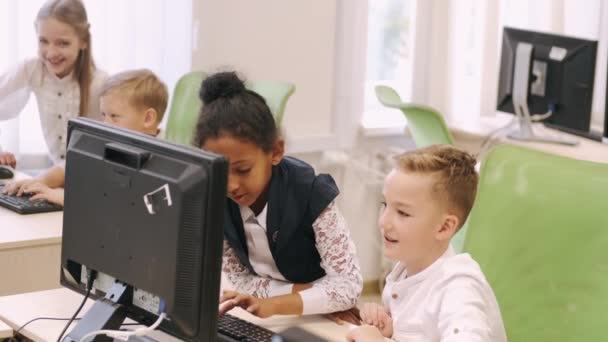 Gruppo di bambini che usano il computer in classe — Video Stock