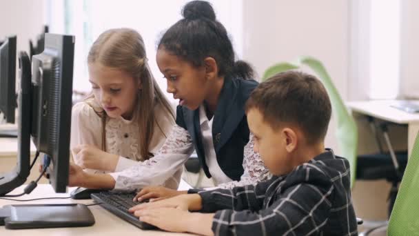 Groep kinderen die computer gebruiken in een klaslokaal — Stockvideo